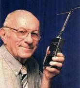 Гросс со своей портативной радиостанцией &quot;walkie-talkie&quot;