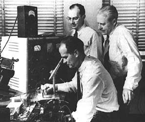 Шокли, Бадин и Брэттен в лаборатории, 1948.