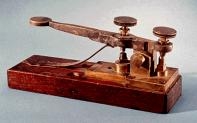 Телеграфный ключ Морзе и Вэйла, которым было передано первое телеграфное сообщение 24 мая 1844