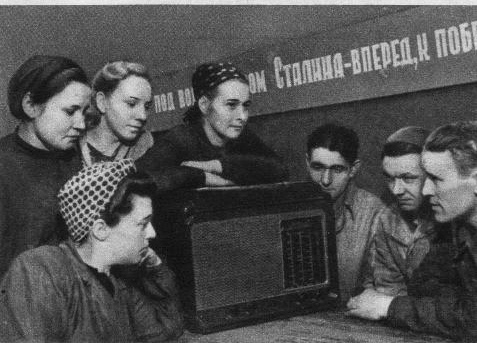 Рабочие завода "Электросталь" слушают радиопередачи о своем заводе