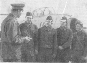 Лётчик-инструктор А. Г. Колосов с курсантами.