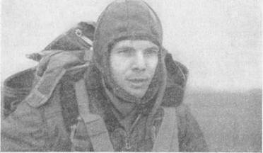 Юрий Гагарин на тренировочных прыжках с парашютом.