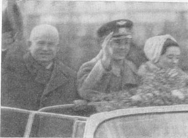 Н. С. Хрущёв, Юрий Гагарин и Валентина Гагарина на открытой машине на улицах Москвы.