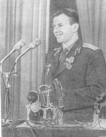 Юрий Гагарин на пресс-конференции в Доме учёных.