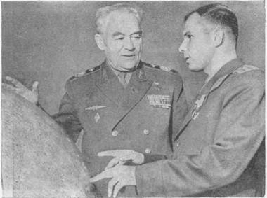 Славный Маршал авиации К. А. Вершинин беседует с Юрием Гагариным.