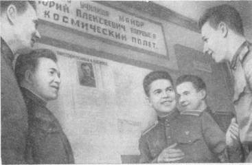 Курсанты Оренбургского военного авиационного училища, в котором учился первый космонавт, у стенда, посвящённого полёту Ю. А. Гагарина в космос.