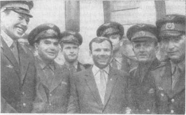 Юрий Гагарин среди офицеров Оренбургского военного авиационного училища.