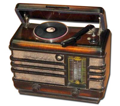 Первая радиола Пионер, выпущенная Минским радиозаводом в 1946 году