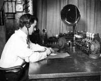 Полицейский-радиооператор за работой. Детройт, 1925