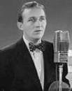 Певец (Bing Crosby) перед ленточным микрофоном &quot;44А&quot;, 1939