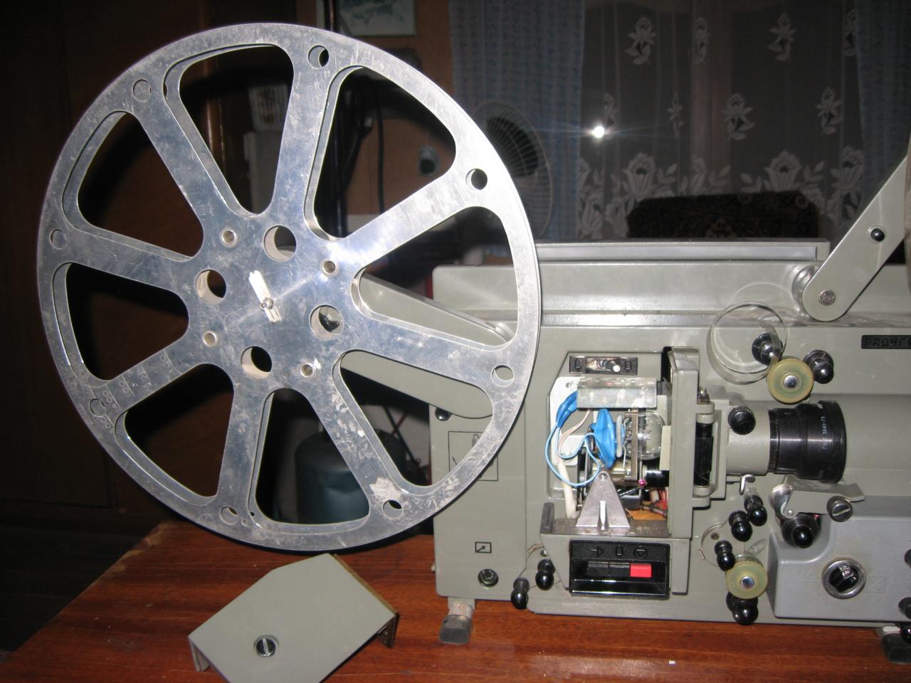 Кинопроектор "Радуга-2" с автомобильной лампой накаливания
