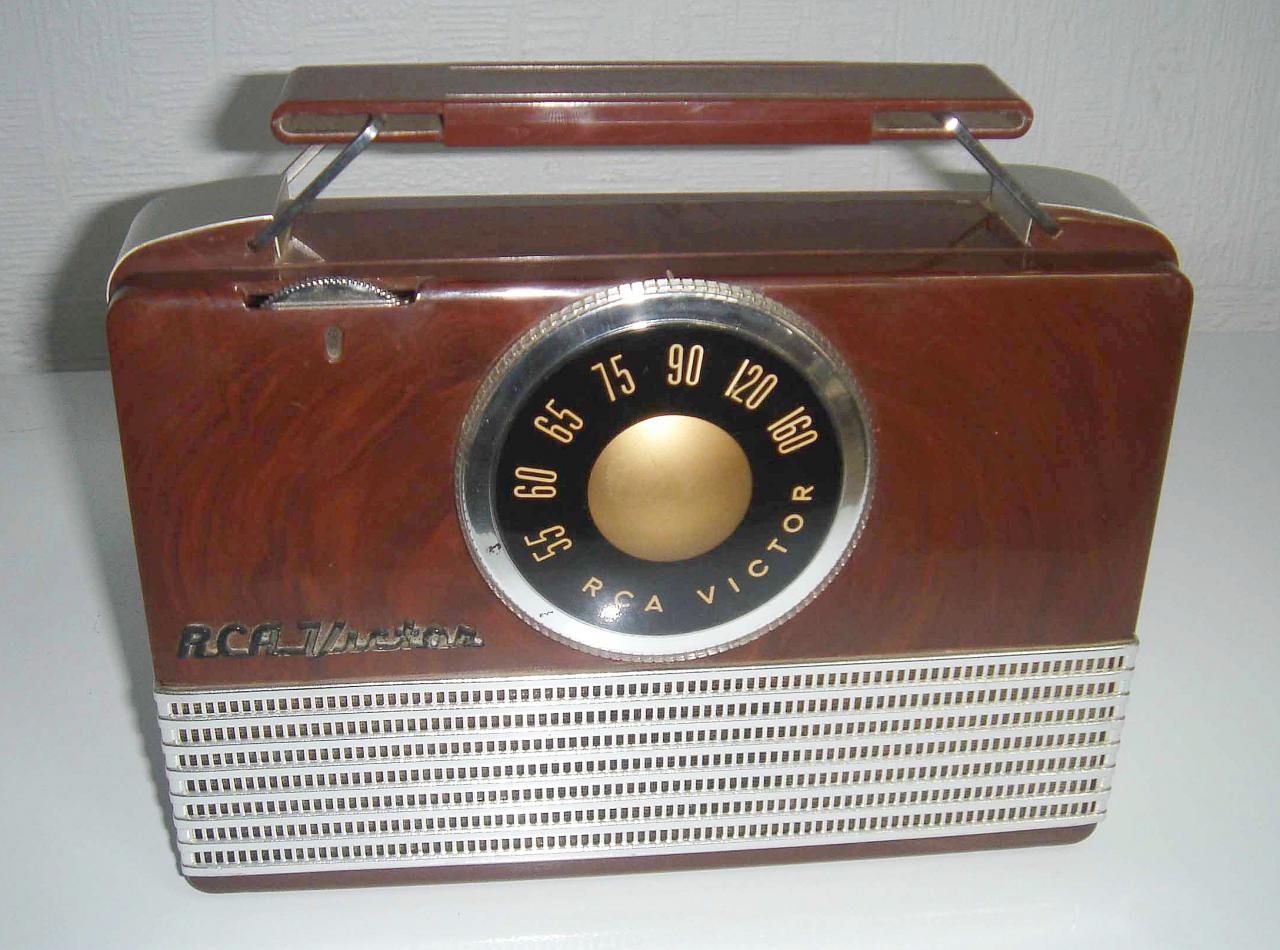 Ламповый батарейный портативный радиоприемник RCA Victor B-411