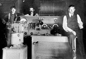 Первый комплект (дуговой передатчик и приемник) созданный компанией "Poulsen Wireless", 1910, Пало-Альто (Palo Alto).