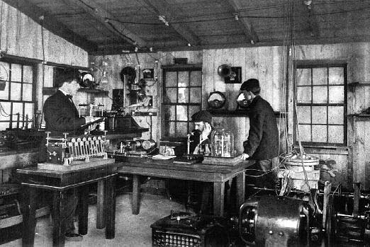 Лаборатория Фессендена, Брант Рок. Генератор (виден справа) созданный Александерсоном и Фессенденом обеспечивал мощность ок. 1 кВт при частоте 50 000 Гц.