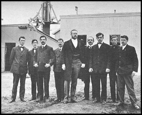Фессенден (в центре) с сотрудниками. Брант Рок, 1906.