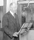 Гарольд ведет передачу на своей радиостанции "KQW" (1920–1924).