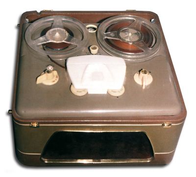 Магнитофон "Яуза-5" выпускался Московским электромеханическим заводом с 1960 года.    Магнитофон предназначен для двухдорожечной записи и воспроизведения на ферромагнитной ленте типа 1, типа 2, С или СН и позволяет производить запись с микрофона, звукоснимателя, приемника и трансляционной сети. Используются две скорости движения ленты. Переход с одной дорожки на другую осуществляется перестановкой и переворачиванием катушек с лентой. Имеется двусторонняя ускоренная перемотка.    Скорость записи и воспроизведения 19,05 и 9,53 см/сек. Продолжительность непрерывной записи и воспроизведения при емкости катушек 250 м (#15) при скорости 19,05 см/сек 22 мин, при скорости 9,53 см/сек 45 мин на каждой дорожке.    В комплект магнитофона входит 3 кассеты, две из которых с ферромагнитной лентой типа 2, соединительный шнур, запасные предохранители, ремешок подмотки, а также электродинамический микрофон МД-41 или МД-47, разработанный одним из заводов Тульского Совнархоза специально для магнитофона "Яуза-5".       Конструкция       Конструктивно магнитофон "Яуза-5" состоит из трех узлов: усилителя, лентопротяжного механизма и футляра, в котором установлены 2 громкоговорителя 1ГД-9. Магнитофон выполнен в декоративно оформленном деревянном ящике-футляре, приспособленном для переноски. Крышка ящика съемная, под которой расположена декоративная панель, закрывающая лентопротяжный механизм. На панели расположены подкатушники с катушками, блок головок, закрытый декоративной крышкой со щелью для ленты, ручки переключателя рода работы, уровня записи, тембра, переключателя скорости, а также оптический индикатор уровня записи. В задней части ящика находится отсек для хранения микрофона, соединительного шнура с входными и выходными гнездами усилителя, переключатель сетевого напряжения с предохранителем. На передней стенке ящика укреплены два динамических громкоговорителя типа 1ГД-9, на боковой - ручка для переноски магнитофона. Механизм смонтирован на плате, которая через резиновые амо! ртизаторы закреплена на внутренних стойках футляра. К этой же плате прикреплен усилитель.    Акустическая система магнитофона состоит из двух громкоговорителей типа 1ГД-9, с разнесенными резонансными частотами 100 и 150 Гц и построена таким образом, что использует не только прямое, но и обратное звуковое излучение громкоговорителей. Последнее проходит внутри футляра и выходит наружу через заднюю камеру, закрытую декоративной решеткой. Такое построение акустической системы, благодаря запаздыванию обратного излучения по отношению к прямому, создает некоторый эффект объемности звучания, а также улучшает воспроизведение низших звуковых частот.    Габариты 385 х 375 х 215 мм. Вес 11,8 кг.    Каскады:  1. Первый каскад универсального усилителя записи-воспроизведения на лампе Л1 типа 6Ж1П.  2. Второй и третий каскады универсального усилителя записи-воспроизведения на лампе Л2 типа 6Н1П.  3. Индикатор уровня записи на лампе Л3 типа 6Е1П.  4. Генератор стирания и подмагничивания на лампе Л4 типа 6П14П.  5. Оконечный каскад усилителя записи и воспроизведения на лампе Л5 типа 6П14П.  6. Выпрямители: АВС-80-260 и АВС-30-27.  7. Диод - Д1Е.       Электрические показатели       Чувствительность не хуже 3 мВ с микрофона, 200 мВ со звукоснимателя, 2 В с приемника, 10 В с трансляционной сети.    Рабочий диапазон частот на скорости 19,05 см/сек 50 - 12 000 Гц; на скорости 9,53 см/сек 60 - 10 000 Гц.    Относительный уровень шумов не хуже -40 дБ.    Коэффициент нелинейных искажений не более 5%.    Коэффициент детонации звука на скорости 19,05 cм/сек не более 0,5%.    Частота тока подмагничивания 60 кГц.    Выходное напряжение - 0,5 В.    Выходная мощность: номинальная - 1,5 Вт, максимальная - 2,5 Вт.       Питание       Питание от сети переменного тока 50 Гц, напряжение 127 или 220 В.    Допустимые колебания напряжения сети +-10%.    Мощность, потребляемая от сети в режиме записи, около 75 Вт.       Электрическая схема       В магнитофоне применен универсальный четырехкаскадный усилитель на лампах пальчиковой серии. Предварительный усилитель состоит из трех каскадов на лампах Л1 типа 6Ж1П и двух половинках лампы Л2 типа 6Н1П. Выходной каскад выполнен на лампе Л5 типа 6П14П. Для обеспечения записи с микрофона, звукоснимателя или приемника на входе усилителя имеется делитель напряжения на сопротивлениях R20, R21, R22. Сигнал с входа подается через переключатель П1б и конденсатор С4 на управляющую сетку лампы Л1. Индикатором уровня записи служит лампа Л3 типа 6Е5С. Чувствительность индикатора уровня подбирается потенциометром R18. Уровень записи регулируется потенциометром R7, в цепи сетки второго каскада предварительного усилителя. Качество звучания и тембр регулируются потенциометром R23 в цепи сетки выходного каскада. Им же регулируется громкость слухового контроля при записи.    При воспроизведении универсальная головка через переключатель П1б и емкость C4 подключается к сетке первой лампы предварительного каскада усиления, а при записи - к выходу третьего каскада. Усиленный сигнал попадает на выходной каскад, анодной нагрузкой которого является трансформатор с двумя динамическими громкоговорителями. На выходе в гнезда "Выход 1" может быть включен внешний громкоговоритель с сопротивлением катушки 3-5 Ом. Внутренние громкоговорители при этом отключаются. С помощью гнезд "Выход 2" предварительный усилитель магнитофона может, быть подключен к внешнему усилителю. Для коррекции частотной характеристики усилителя в схеме предусмотрены корректирующие цепочки R9 С9 L2 С14 R19 C16 и R8 C6 C5 L1, которые переключаются при переходе с одной скорости ленты на другую.    Генератор высокой частоты собран на лампе Л4 типа 6П14П по схеме с индуктивной связью. Частота колебаний генератора 60 кГц. Величина тока подмагничивания генератора может регулироваться конденсатором С16.    Анодные и сеточные цепи усилителя питаются от селенового выпрямителя типа АВС-80-260.    Для уменьшения фона переменного тока накал первой лампы предварительного усилителя питается от отдельного селенового выпрямителя АВС-30-27. Нити накала остальных ламп питаются переменным током.       Лентопротяжный механизм       Приводится в движение электродвигателем типа АД-5, имеющим на валу двухступенчатую насадку для обеспечения двух скоростей движения ленты. При записи и воспроизведении вращение от электродвигателя передается на маховик ведущего узла через обрезиненный ролик переключателя скорости. Маховик ведущего узла, представляющий собой массивный диск, резиновым пассиком связан с правым узлом, осуществляющим подмотку ленты. Натяжение ленты обеспечивается подтормаживанием левого узла. Ферромагнитная лента прижимается к ведущему валику обрезиненным прижимным роликом. Переход с одной скорости на другую производится благодаря вертикальному перемещению обрсзиненного ролика переключателя скоростей, при этом в верхнем положении он связывается с насадкой на валу электродвигателя, имеющей большой диаметр. В нижнем положении обеспечивается скорость 9,53 см/сек. Ускоренная перемотка влево производится смещением левого узла (укрепленного на рычаге) до сцепления обрезиненн! ого подкатушника с насадкой на валу двигателя. При ускоренной перемотке вправо аналогично происходит смещение правого узла (также укрепленного на рычаге) до сцепления правого подкатушника с промежуточным роликом и насадкой на валу двигателя. При установке переключателя рода работы в положение "Стоп" производится торможение боковых узлов рычагами с фетровыми накладками. Переключатель связан с различными узлами лентопротяжного механизма, тягами и рычагами.    Для более плавного движения ленты на блоке головок имеются две жестко укрепленные направляющие стойки и две подвижные, отводящие ленту от головок при перемотке.       Неисправности лентопротяжного механизма       Отсутствие подмотки ленты при записи и воспроизведении может быть вызвано обрывом правого узла или сходом его со шкива правого узла. Для замены пассика нужно снять плату головок с узлом прижимного ролика и установить пассик. Причиной плохой подмотки ленты может быть ослабление фрикционного сцепления в боковых узлах. Следует разобрать правый и левый узлы подкатушников и очистить фетровые шайбы от масла или заменить их. Детонация звука может быть вызвана слабым прижимом ленты прижимным роликом к ведущему валу или попаданием масла под ролик. Масло с прижимного ролика удаляется тряпочкой, смоченной бензином.    Замедленное движение ленты вправо объясняется сильным подтормаживанием левого узла. Узел нужно несколько растормозить. При разрегулировке тормозов левого и правого узлов возможно образование петель ленты. Для регулировки тормозов необходимо установить переключатель рода работы в положение "Стоп", немного ослабить два винта, крепящие основание стойки тормоза, и сдвинуть стойку к боковому узлу так, чтобы фетровые накладки тормозных рычагов легко прижимались к подкатушнику. Фетровые накладки тормозных рычагов необходимо периодически протирать тряпочкой, смоченной в бензине.       Разборка и смазка магнитофона       Для разборки магнитофона необходимо снять пластмассовый кожух, защищающий головки, все ручки управления, отвинтить четыре винта, крепящие декоративную панель, и снять ее. После этого открывается доступ к лентопротяжному механизму. Для полной разборки магнитофона нужно отвинтить четыре винта крепления рамы лентопротяжного механизма к ящику, отсоединить разъем подключения громкоговорителей, вынуть магнитофон и отнять поддон от шасси.    Смазке жидким маслом подлежит подшипник боковых узлов (при снятых крышках подкатушников), промежуточного и прижимного роликов, обрезиненного ролика переключателя скорости, электродвигателя и узла ведущего вала. Трущиеся поверхности тяг, рычагов и переключателя смазывают техническим вазелином.       Детали       Электродвигатель типа АД-5: питается от сети переменного тока частотой 50 Гц напряжением 127 В, потребляемая мощность 35 Вт, скорость вращения 1460 об/мин.    Головка ГУ: толщина набора сердечника 2,5 мм; ширина переднего зазора 8 мк; ширина заднего зазора 100 мк; число витков обмотки 2х2500 ПЭЛ 0,5.    Головка ГС: толщина набора сердечника 3 мм; ширина переднего зазора 200 мк; число витков обмотки 300 ПЭВ 0,12; ток стирания 30 мА.    Трансформатор Тр1: обмотка I - 755 витков ПЭВ 0,35; обмотка II - 1035 витков ПЭВ 0,4; обмотка III - 2050 витков ПЭВ 0,16; обмотка IV - 2х30 витков ПЭВ 1,0.    Трансформатор Тр2: обмотка I - 2000 витков ПЭЛ 0,18; обмотка II - 100 витков ПЭЛ 0,59.    Дроссель Др: 3500 витков ПЭВ 0,14.    Катушки: L1 - 2000 витков ПЭВ 0,12; L2 - 300 витков ПЭВ 0,18; L3 - 330 витков ПЭВ 0,1; L - 80 витков ПЭВ 0,25.    Громкоговоритель - 1ГД-9 (2 шт.).         Принципиальная схема магнитофона "Яуза-5"       Схема в формате DjVu (47 kb)   О формате DjVu            Кинематическая схема лентопротяжного механизма магнитофона "Яуза-5"  