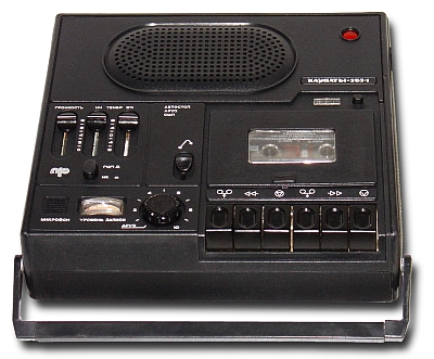 Портативный кассетный магнитофон "Карпаты-205-1"