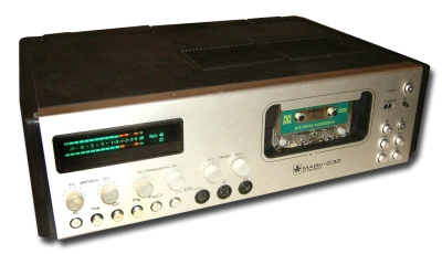 Стереофонический кассетный магнитофон-приставка "Маяк-232-стерео" 