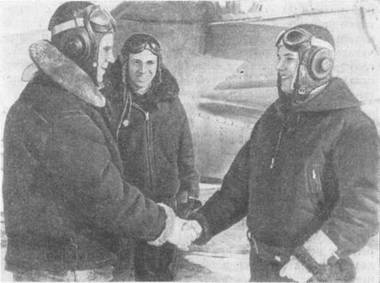 С первым самостоятельным полётом в полку лейтенанта Юрия Гагарина поздравляют командир эскадрильи майор В. Решетов (слева) и секретарь парторганизации капитан А. Росляков.