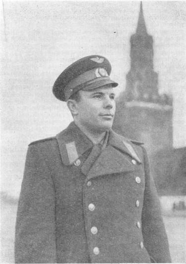 Красная площадь. Юрий Гагарин перед отъездом на космодром.