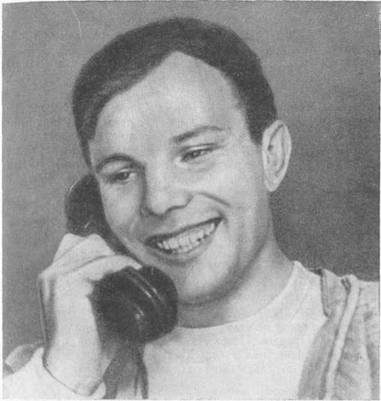 Юрий Гагарин разговаривает с Н. С. Хрущёвым по телефону после полёта.
