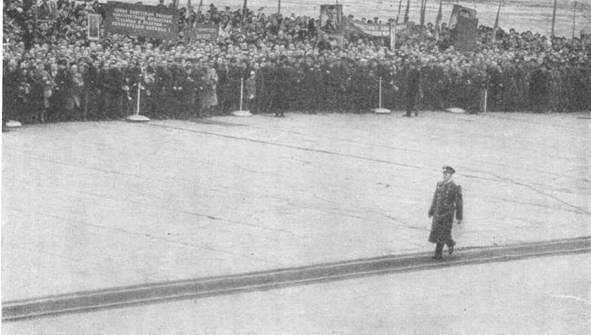 14 апреля 1961 года. На Внуковском аэродроме. Юрий Гагарин направляется к правительственной трибуне.