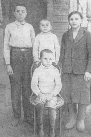 Детские годы. Юрий Гагарин (сидит в центре), его старший брат Валентин, младший брат Борис и сестра Зоя.