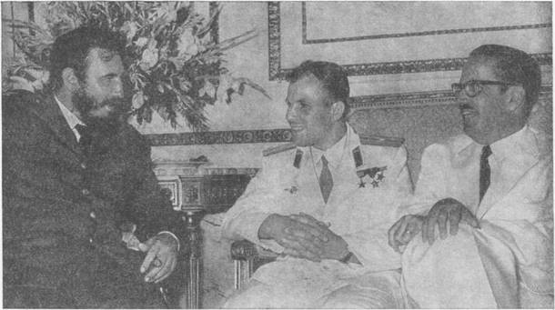 Куба. Приём в Президентском дворце. Премьер-министр доктор Ф. Кастро, Ю. Гагарин и президент О. Дортикос.