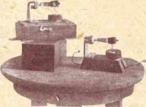 Рис. 2. Устойчивый детектор в ящике, обложенном внутри войлоком (слева), и отдельно от него (справа)