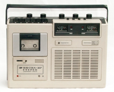 Портативный кассетный магнитофон "Весна-207-стерео"