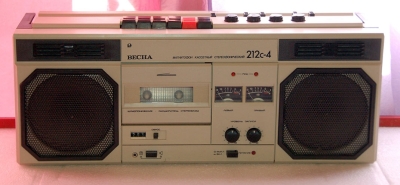 Портативный стереофонический кассетный магнитофон "Весна М-212С-4" 